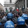 Protestteilnehmer und Polizisten gerieten am Samstag aneinander. Anlass der Demo war die geplante Verschärfung des italienischen Gesundheitspasses.