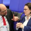 Der erhobene Zeigefinger gilt ja als belehrend. Doch ob Martin Schulz in diesem Gespräch seine Gesprächspartnerin, SPD-Chefin Andrea Nahles, von oben herab die Leviten lässt, bleibt pure Spekulation. 