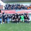 Die Fußballerinnen des FC Maihingen holten mit einem überzeugenden 4:0-Sieg in Sielenbach zum zweiten Mal in der Vereinsgeschichte die Bezirksliga-Meisterschaft im Frauenfußball. Das Bild zeigt das Meisterteam mit den vielen mitgereisten Fans, die ihr Team die ganze Saison unterstützen und nun richtig feiern konnten.  