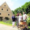 Eine kleine Gruppe erkundet mit dem Leiterwagen die Abtei Oberschönenfeld. Hier stehen sie vor dem wunderschönen Klostergarten und erfahren Geheimnisse der angepflanzten Kräuter. Fotos: Diana Deniz