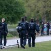 Nach einer Massenschlägerei am Samstagabend will die Polizei ihre Präsenz im Englischen Garten verstärken. Am Tag darauf patrouillierten 160 Einsatzkräfte im Park. 
