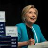 Wieder auf der Bühne: Hillary Clinton mit ihrem Buch.