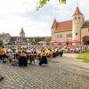 Der malerische Innenhof der Harburg war Anziehungspunkt für ein zahlreiches Publikum, das gebannt den Beiträgen der drei Stadtkapellen lauschte.