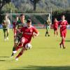 Am Eifer ließen es die Fußballer des TSV Hollenbach (in roter Spielkleidung) am Sonntag in Stätzling nicht mangeln. Doch einmal mehr scheiterten sie an ihrer Schwäche in der Offensive und mussten sich daher mit einem torlosen Remis begnügen.