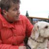 Ihr früherer Blindenführhund Tessy hat Rosmarie Gerstl eine gefahrlose Orientierung in ihrer Umgebung geboten. Das gewährleistet nun auch ihr Labradormischling Filu. Über Tessys Lebenswerk hat die mit 23 Jahren Erblindete nun ein Buch geschrieben. 