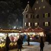 Winteridylle pur am Freitagabend. Den Auftakt zum Adventsmarkt in Edelstetten begleitete heftiges Schneetreiben.