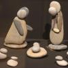 Die Heilige Familie aus Lechkieseln ist bei der nun eröffneten Ausstellung „Szenen einer Geburt. Krippen aus vielen Ländern“ zu sehen. 