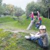 Die Hügellandschaft des Burgheimer Kindergartens soll nach dem Willen des Elternbeirates nicht dem Neubau der Kinderkrippe weichen. 