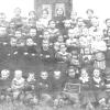 Pfarrer Julius Pröbstle (rechts) schildert in einem Tagebuch den Ersten Weltkrieg aus der Sicht eines Daheimgebliebenen in Mindelaltheim. Das Foto zeigt ihn mit einer Schulklasse. Es ist aus dem Schuljahr 1920/21.  
