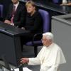 Aufmerksam lauscht Angela Merkel der Rede von Benedikt XVI. dpa