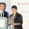 Brigitte Lehenberger und Stephan Schumacher bei der Übergabe des DKMS-Ehrenpreises in Würzburg. 