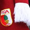 Eine Gruppe FCA-Fans fährt nach einem Zugausfall für 500 Euro mit dem Taxi bis zum Stadion in Bremen. Der FCA bedankt sich daraufhin bei den Fans für ihren Support.