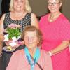 Seit 43 Jahren ist Dora Hartmann Mitglied im Frauenbund und erhielt dafür von Karin Koller und Petra Stark (rechts) die goldene Ehrennadel.
