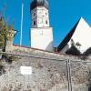 „Betreten verboten“: Die Pfarrkirche St. Ulrich in Pestenacker selbst ist seit Kurzem wegen Baufälligkeit abgesperrt, genauso wie die Friedshofsmauer. 