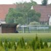 Der mutmaßliche Schütze steht am Dienstag (22.05.2012) in Steinheim (Stadt Memmingen) an einem Sportplatz und richtet offensichtlich eine Waffe auf sich selbst. Ein Schüler hatte in einer Schule in Steinheim einen Schuss abgegeben. Ein 15-Jähriger wurde nach Polizeiangaben mit zwei Waffen an seiner Schule gesehen, woraufhin Amokalarm ausgelöst und eine Suchaktion gestartet wurde.