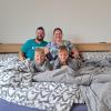 Das ist Familie Seelos in ihrem XXL-Bett (von links): Papa Benjamin, Mama Sabrina und die beiden Jungs Elias und Emil. 