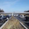 Auch von dieser Brücke aus haben sich viele die Bergungsarbeiten auf der A8 angeschaut.