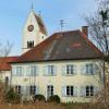 Der denkmalgeschützte Pfarrhof in Kettershausen befindet sich neben der Kirche und auch nahe der Kindertagesstätte.