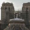 Der Innenraum der Kathedrale Notre Dame in Paris wurde mit Planen vor der Witterung geschützt. Eine Holzkonstruktion (rechts im Bild) soll das Mauerwerk vor dem Einsturz bewahren. Die frühere Kölner Dombaumeisterin Barbara Schock-Werner plädiert für eine gründliche Analyse der Schäden. 