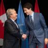 Justin Trudeau (r), Premierminister von Kanada, begrüßt Antonio Guterres, Generalsekretär der Vereinten Nationen, während eines bilateralen Treffens.