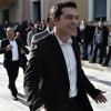 Nach der Abstimmung im Parlament geht der Chef des linkspopulistischen Parteienbündnisses Syriza, der 40-jährige Alexis Tsipras, mit breitem Grinsen durch die Straßen Athens. 
