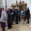 Pater Roman Löschinger (rechts) zeigte den Teilnehmern der Schulung die Roggenburger Klosterkirche. 	