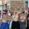 Schon im Sommer 2021 protestierten Augsburger Aktivistinnen mit freiem Oberkörper gegen die Sexualisierung des weiblichen Körpers. Am Samstag gibt es erneut eine Oben-ohne-Demo.