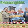 Landwirtschaftsminister Helmut Brunner (CSU, von links), der Präsident des Bayerischen Bauernverbandes, Walter Heidl, Landwirt Jakob Staffler und Hermann Greif vom Bauernverband präsentieren sich als „Brötchengeber“.