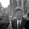 Der Regierende Bürgermeister von Berlin Willy Brandt (l) mit seinem Gast, dem US Präsidenten John F. Kennedy am 26.06.1963 in Berlin.
