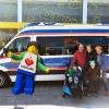 Parkmaskottchen Legoland Boy begrüßt den Wünschewagen mit dem acht Jahre alten Jacob und seiner Familie am Eingang.