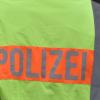 Der Bewohner weigerte sich nach Polizeiangaben vom Freitag zunächst, die Tür für die Polizisten zu öffnen. Später schlug er auf sie ein und verletzte drei Beamte leicht.