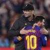 Liverpool-Coach Jürgen Klopp gratuliert Barca-Superstar Lionel Messi zum Sieg.