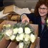 Renate Wiedemann half mit einem Lächeln mit beim Verteilen der Rosen. Zum Internationalen Frauentag am 8. März staubten viele Frauen in Neuburg eine Blume ab. In Berlin war am Freitag sogar Feiertag. 	