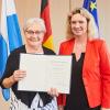 Annemarie Leigart (links) hat gestern in München von Bayerns Sozialministerin Kerstin Schreyer das Bundesverdienstkreuz am Bande bekommen. 
