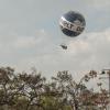 Der Aussichts-Fesselballon nahe dem Checkpoint Charlie in Berlin war durch Windböen in Schräglage geraten.