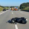 Ein Motorradfahrer wurde am Montagmorgen bei einem Unfall auf der A8 in Richtung München zwischen Adelzhausen und Odelzhausen schwer verletzt. Er stürzte laut Polizei über Holzteile, die ein Sattelzug verloren hatte.