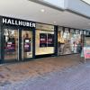 Die Hallhuber-Filiale ist geschlossen, im gleichen Gebäude ist wohl noch bis Ende September ein Markenschuh-Outlet geöffnet.