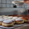 Die „klassische“ Variante des Krapfens wird mit Himbeer-Johannisbeer-Marmelade gefüllt und mit Puderzucker bestreut. 