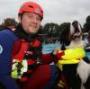 Als Retter sind sie ein Team: Marco Greiner von der Wasserwacht bildet seinen Hund "Buddy" zum Wasserrettungshund aus. 