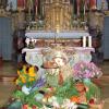 Erlinger Gartler dekorieren die St. Clemenskirche mit einem Erntedankaltar.