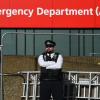 Ein Polizeibeamter steht vor dem St. Thomas-Krankenhaus im Zentrum von London, wo Premierminister Johnson auf der Intensivstation liegt.