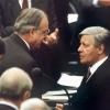 Abschied vom Amt: Der gestürzte Bundeskanzler Helmut Schmidt beglückwünscht am 1. Oktober 1982 seinen Nachfolger Helmut Kohl zu dessen Wahl.