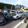 Bei einem Unfall auf der A8 bei Günzburg sind am Freitag acht Menschen verletzt worden. 