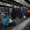 Flüchtende in der Ukraine warten am Bahnsteig des Bahnhofs von Lwiw.