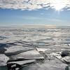 Auf dem Arktischen Ozean am Nordpol schwimmen mehrere Eisplatten. Der Meeresspiegel steigt im globalen Mittel um etwa drei Millimeter pro Jahr.