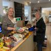 Schwört seit Jahrzehnten auf gesunde, giftfreie Lebensmittel: Kundin Waltraud Hilbinger (rechts) beim Einkauf im Bio-Laden mit Marga Feistle.