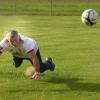 Er kann es auch heute noch: Der 63-jährige Karl-Heinz Heininger zeigt in der nachgestellten Szene, wie er per Flugkopfball das Siegtor gegen den FC Augsburg nach Flanke von Wolfgang Rösch erzielte.  	