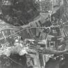 Ein Meer von Bombenkratern kann man auf dem Luftbild des amerikanischen Militärs erkennen, das kurz nach dem 9. April 1945 entstand. Ziel der Angriffe waren die Gleisanlagen. Das Bild stammt aus dem Archiv von Georg Habermayr. 