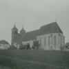 Die ehemalige Prälatur (links) als alter und markanter Bau im Zusammenhang mit der Klosterkirche und der Klosterwiese von Auhausen in historischer Ansicht.