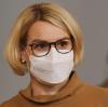 Augsburgs Oberbürgermeisterin Eva Weber will in Innenräumen weiterhin Maske tragen.